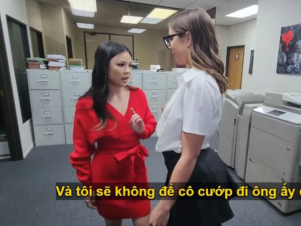 trò chơi vương quyền sex Bố dượng may mắn đụ cùng lúc con gái và em trợ lý riêng